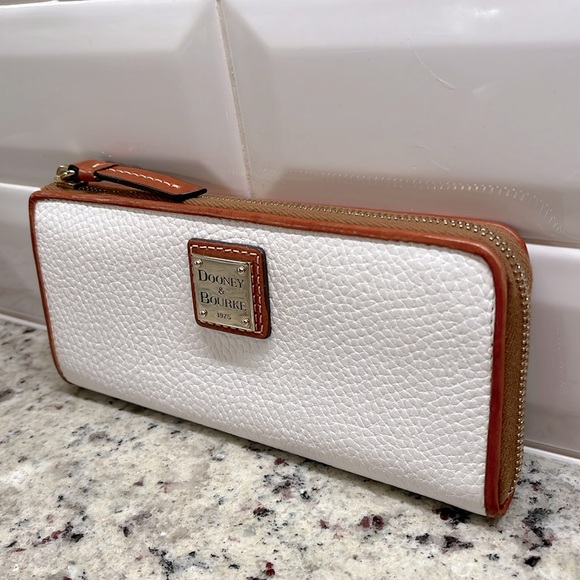Dooney & Bourke Wallet NWOT - Picture 3 of 9
